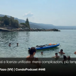 Vista della baia di Marina di Pizzo con una canoa galleggiante e bagnanti in acqua