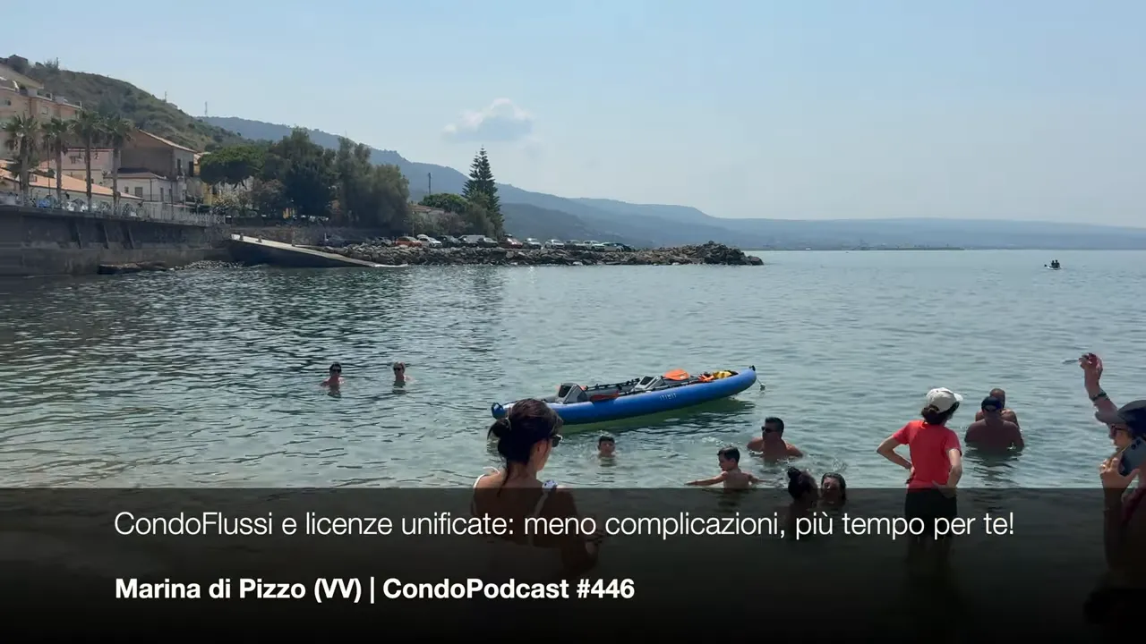 Vista della baia di Marina di Pizzo con una canoa galleggiante e bagnanti in acqua