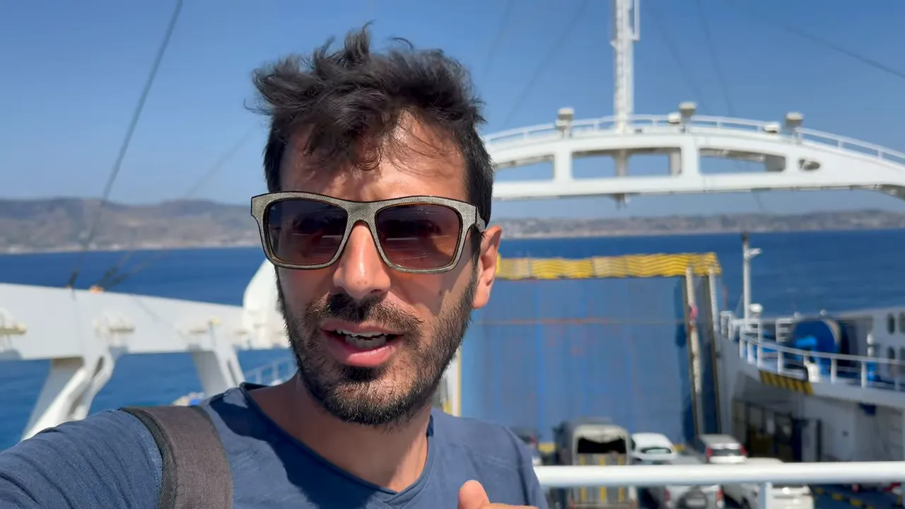 primo piano di un uomo che parla sul ponte di un traghetto, gesto esplicativo