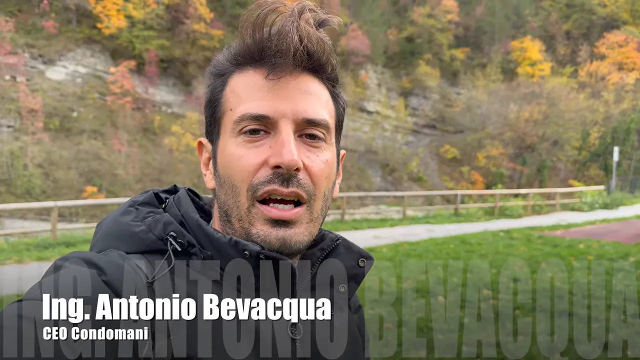 Relatore in primo piano con grafica inferiore sovrapposta e sfondo autunnale