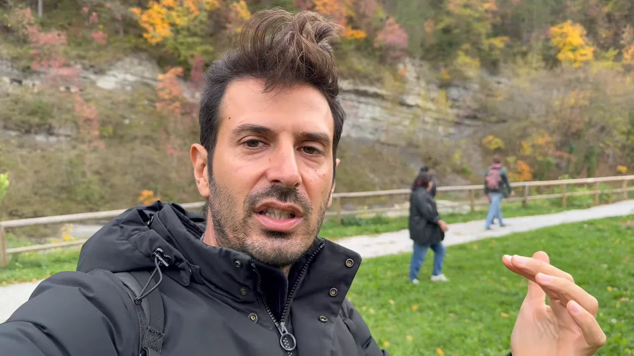 Relatore in primo piano che illustra i contenuti del corso con sfondo di alberi e colori autunnali.