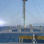 Prua di un traghetto con il mare aperto e la costa in lontananza, senza persone in primo piano