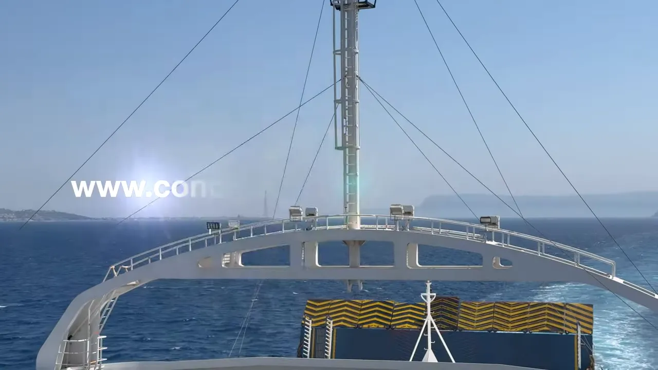 Prua di un traghetto con il mare aperto e la costa in lontananza, senza persone in primo piano