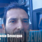 Ripresa frontale di una persona in piscina con testo in sovrimpressione che indica il ruolo, sullo sfondo struttura termale.