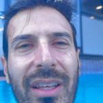 Primo piano del conduttore in piscina alle Terme Tuhelj, volto sorridente con acqua blu sullo sfondo.