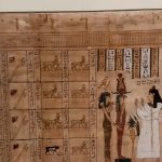 Primo piano di un frammento di papiro con colonne di geroglifici e figure egizie, nitido e ben definito