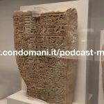 Stele con geroglifici esposta in museo, con sovrapposizione testo del sito