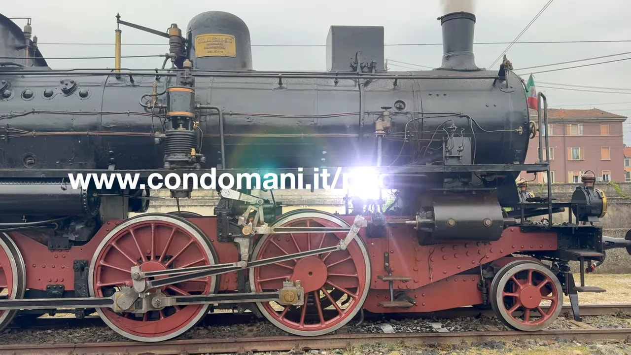 dettaglio di una locomotiva storica con ruote e meccanica in primo piano