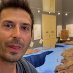 Mappa dell'Italia in cioccolato esposta al Museo del Cioccolato di Modica con presentatore in primo piano