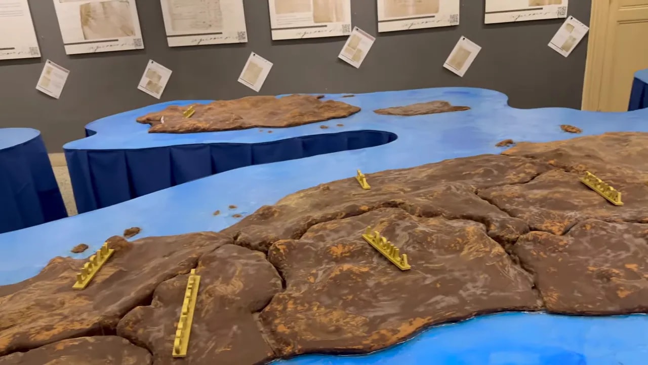 Panoramica della mappa dell'Italia in cioccolato con targhette che indicano le città