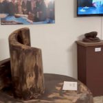 Sala del Museo del Cioccolato con sculture su piedistalli, monitor e display informativi