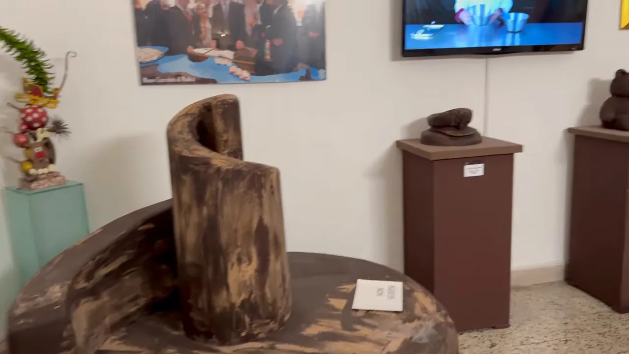 Sala del Museo del Cioccolato con sculture su piedistalli, monitor e display informativi
