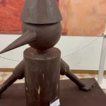 Scultura in cioccolato a forma di Pinocchio con naso lungo al Museo del Cioccolato