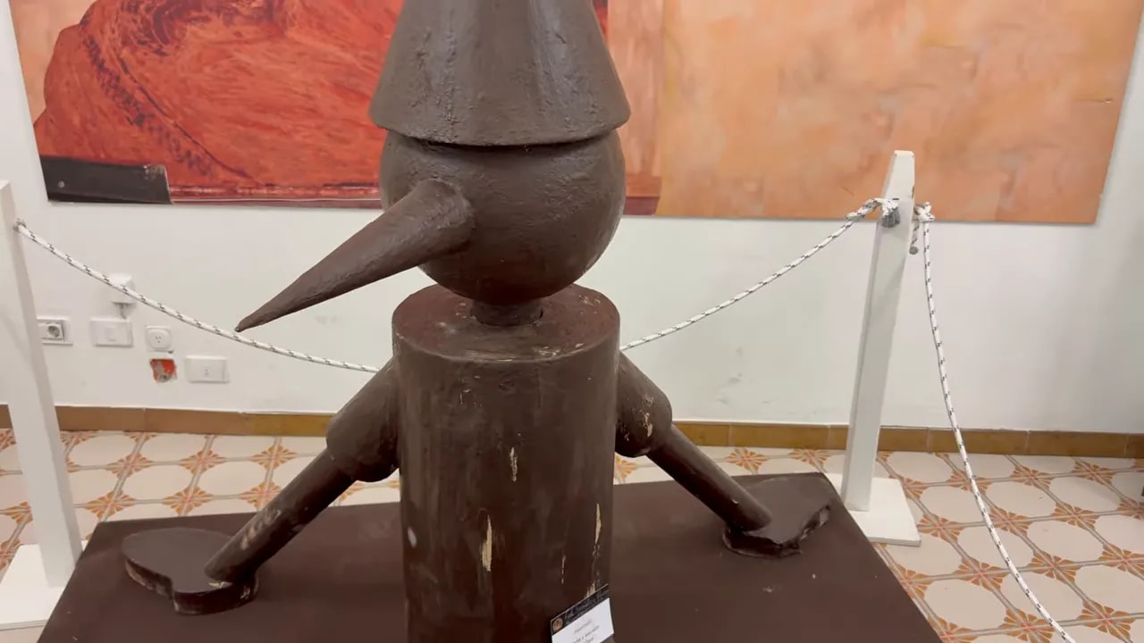Scultura in cioccolato a forma di Pinocchio con naso lungo al Museo del Cioccolato